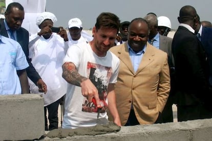 El presidente de Gab&oacute;n, Ali Bongo, junto a Leo Messi. 