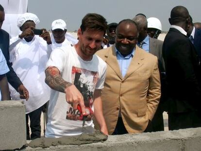 El presidente de Gab&oacute;n, Ali Bongo, junto a Leo Messi. 