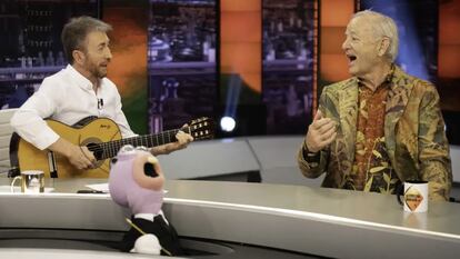 Pablo Motos pide a Bill Murray cantar 'Mi carro' de Manolo Escobar en 'El hormiguero'.