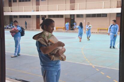 El programa de bebés electrónicos trata de disminuir la epidemia de embarazos infantiles y juveniles que sufre Guatemala. Solo entre enero y marzo de este año, se registraron 687 partos entre niñas de 10 a 14 años y 20.422 entre adolescentes de 15 a 19 años. 