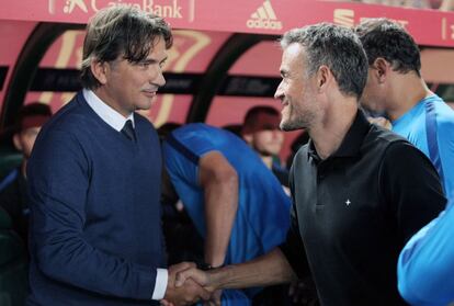 Los entrenadores de las selecciones de España, Luis Enrique y de Croacia, Zlatko Dalic, se saludan momentos antes de comenzar el encuentro entre ambas selecciones.