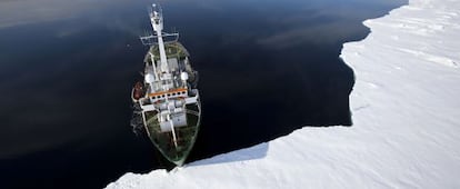 El barco de Greenpeace en septiembre en el Ártico.