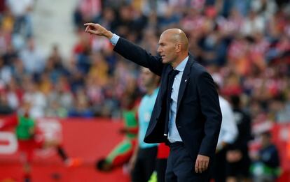 El entrenador del Real Madrid, Zinedine Zidane, da instrucciones a los jugadores.