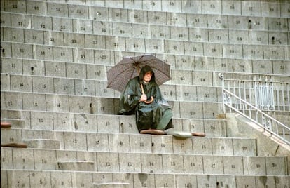 Joaquín Vidal, con capa y paraguas en un día de lluvia durante la feria de Otoño en la madrileña Plaza de Las Ventas. Octubre de 1999