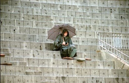 Joaqu&iacute;n Vidal, con capa y paraguas en un d&iacute;a de lluvia durante la feria de Oto&ntilde;o en la madrile&ntilde;a Plaza de Las Ventas. Octubre de 1999