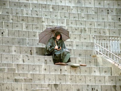 Joaqu&iacute;n Vidal, con capa y paraguas en un d&iacute;a de lluvia durante la feria de Oto&ntilde;o en la madrile&ntilde;a Plaza de Las Ventas. Octubre de 1999