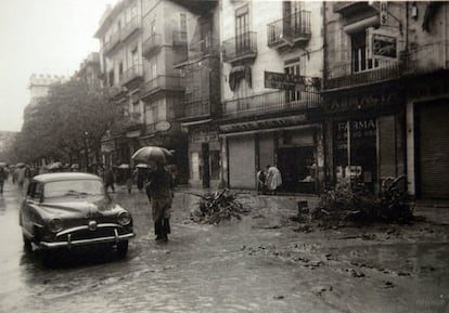 1957. Al menos 81 muertos por el desbordamiento del Turia. En octubre de 1957, el desbordamiento del río Turia a su paso por Valencia causó más de 80 muertos e inmensos daños materiales. En la imagen, de Antonio Ferri, barro en las calles de Valencia tras la riada. 