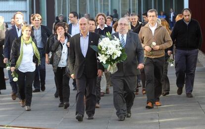 Garitano, el máximo representante institucional de Bildu, (con traje, sin corbata), en el homenaje a las víctimas.