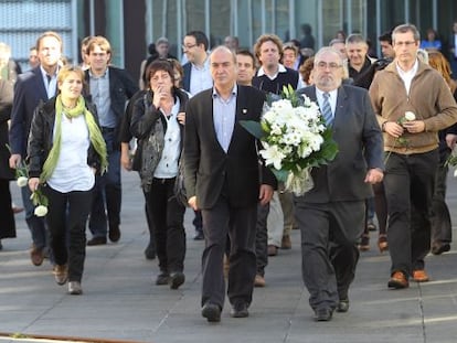 Garitano, el máximo representante institucional de Bildu, (con traje, sin corbata), en el homenaje a las víctimas.