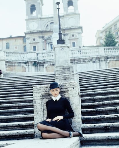 Camaleónica como pocas, una jovencísima Bellucci posaba a principios de los 90 como una suerte de recatada Audrey Hepburn a los pies de la escalinata de la romana Plaza de España.