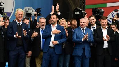 Líderes de ultraderecha de diferentes países europeos acompañan a Mateo Salvini en un mitin de la campaña europea en Milán.