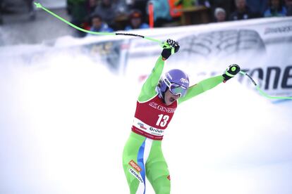 La eslovena Ilka Stuhec celebra su triunfo en la línea de meta, durante la Copa del Mundo de Esquí femenina, en Val Gardena (Italia).