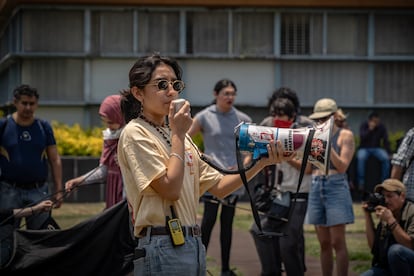 Una joven pide a los estudiantes que se registren para tener una mejor organización y seguridad en el campamento.