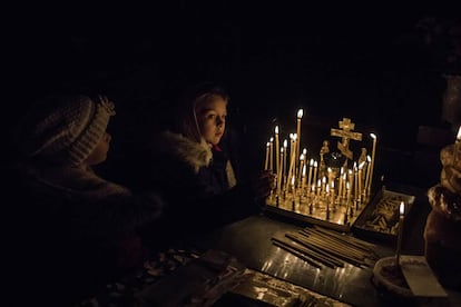 Dos niñas, durante la última misa de celebración del fin de la Epifanía ortodoxa en el monasterio de las Cuevas (Kiev), uno de los tres centros más importantes de Ucrania.
