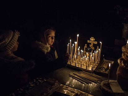 Dos niñas, durante la última misa de celebración del fin de la Epifanía ortodoxa en el monasterio de las Cuevas (Kiev), uno de los tres centros más importantes de Ucrania.