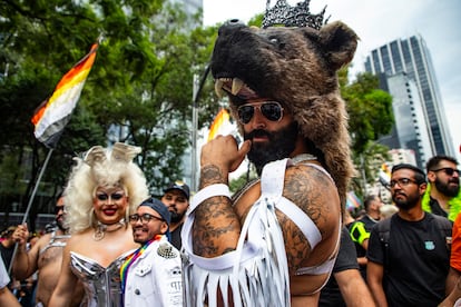 Un hombre acude a la marcha vestido de 'oso', una subcultura dentro de la comunidad gay.