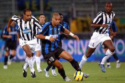 Adriano controla el balón entre Emerson y Vieira.