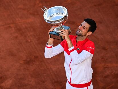 Djokovic eleva la Copa de los Mosqueteros en la pista Philippe Chatrier de París.