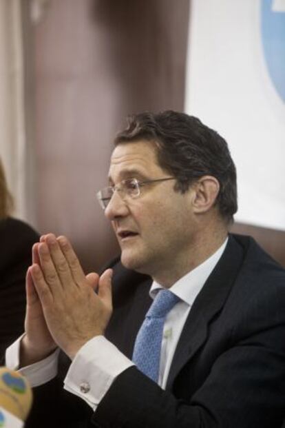 Gerardo Conde Roa durante su comparecencia de prensa en la sede local de Santiago.