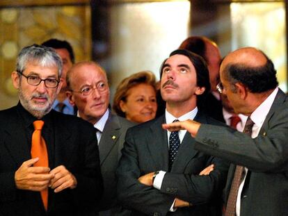 Aznar escucha a Félix Millet (a la derecha), junto al arquitecto Óscar Tusquets (con barba) y Jordi Vilajoana.