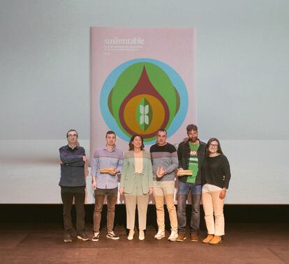 María Diago, editora de 'Sustentable', en el centro, en compañía de los restauradores Pepe Romaní (izquierda) y Nicolàs Barrera (segundo por la derecha), con sus equipos, este lunes en Caixaforum de Valencia.