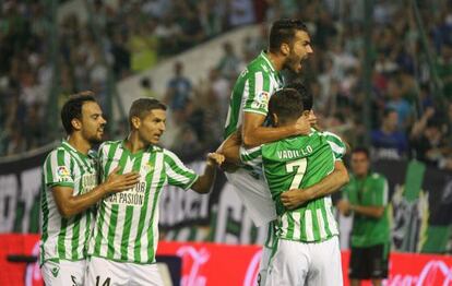 Los jugadores del Betis celebran un tanto. 