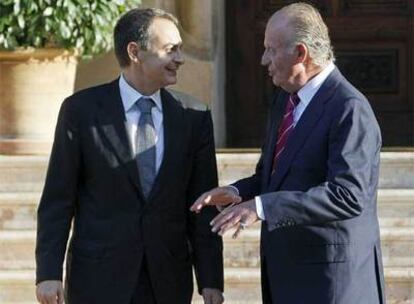El Rey Juan Carlos conversa con Zapatero en el Palacio de Marivent, en Palma de Mallorca.