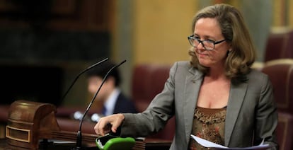 La vicepresidenta tercera y ministra de Economía, Nadia Calviño, durante su intervención, este miércoles, el pleno del Congreso.