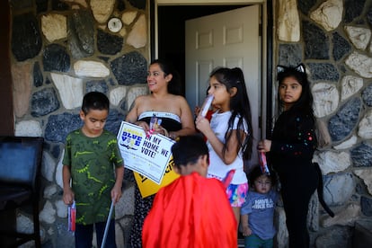 Residentes de origen hispano durante un evento que promueve la importancia del voto latino y el apoyo al candidato Joe Biden, en el barrio hispano de Maryvale en Phoenix, Arizona, EE.UU., 31 de octubre de 2020.