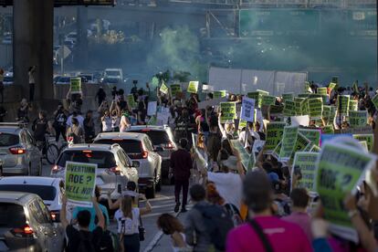 Manifestantes invaden la autopista 110 de Los Ángeles para protestar en contra de la derogación del aborto en Estados Unidos.