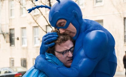 Griffin Newman y Peter Serafinowicz en &#039;The Tick&#039;.