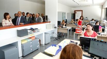 El rector y la consejera, en un segundo plano, visitando la nueva Facultad.