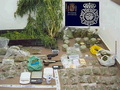 Imagen tomada por la policía del material incautado a Abraham B.A..