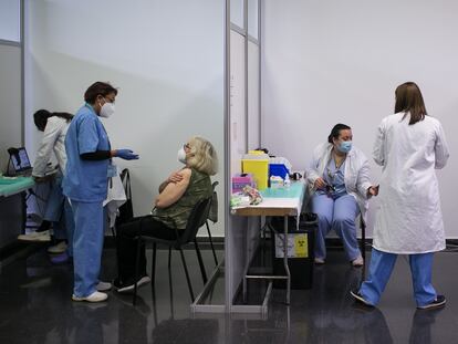 Vacunación con el fármaco de AstraZeneca, en la Farga de Hospitalet (Barcelona) el 22 de abril.