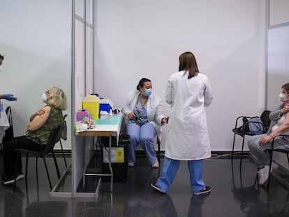 Vacunación masiva con la vacuna de AstraZeneca en la Farga de Hospitalet, el 22 de abril