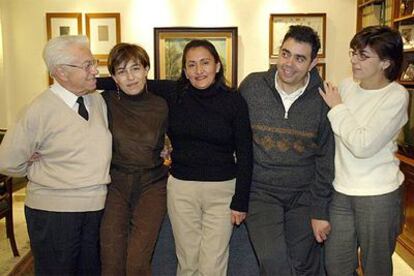 Marcia Bayas, en el centro, rodeada de los miembros de la familia Sanchis Cuesta.