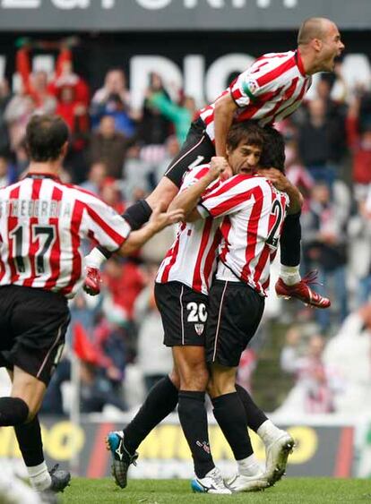 Aduriz abraza a Urzaiz, con Yeste encima y Etxeberria en carrera.