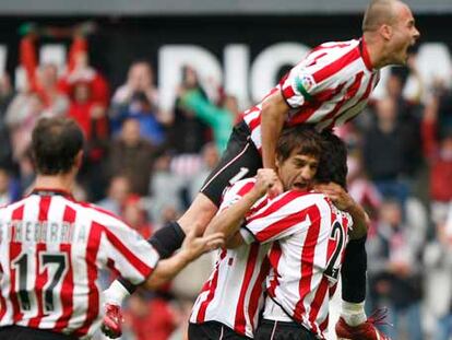 Aduriz abraza a Urzaiz, con Yeste encima y Etxeberria en carrera.