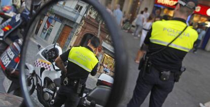 Dos agentes de la Policía Local en Sevilla.