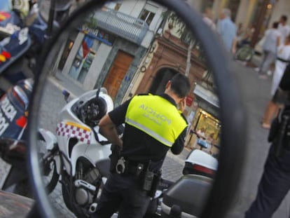 Dos agentes de la Policía Local en Sevilla.