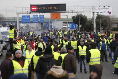 La semana de Fitur es tradicionalmente una de las semanas "de oro" para la caja de los taxistas. Un taxista madrileño ingresa en un día laboral ingresa unos 171 euros, de acuerdo con un estudio de 2017 encargado por el Ayuntamiento de Madrid. Durante Fitur los taxistas ganan un 20% más que en un día cualquiera, según fuentes del sector.