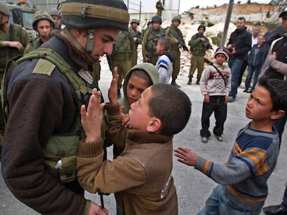 Niños palestinos en una protesta contra una barrera de separación, en 2009 en Belén (Cisjordania).