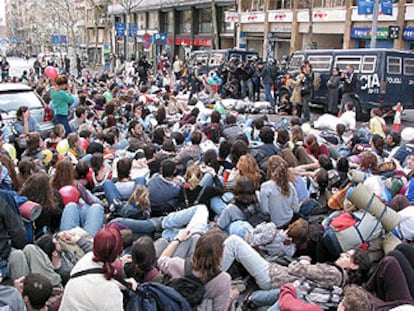Protesta contra la guerra en la sede del PP en Barcelona
