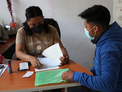 Un joven y una reclutadora durante una entrevista de trabajo, en Zumpango, Estado de México.