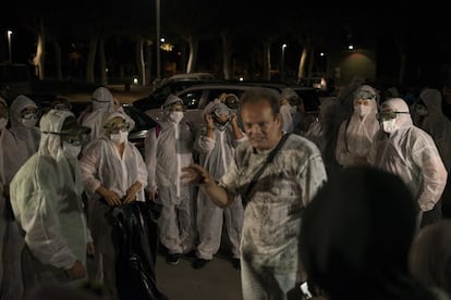 Miembros de la brigada se reúnen en punto céntrico y espacioso, donde reciben instrucciones.