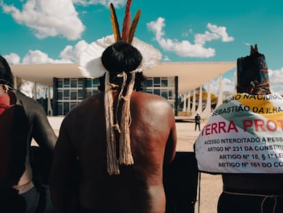 Indígenas protestando contra o marco temporal, em Brasília.