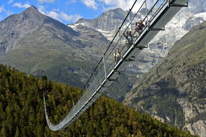 Hasta la inauguración del 516 Arouca (Portugal) en abril de este año, este puente colgante de la empresa suiza Swissrope era el más largo del mundo. Su estructura atirantada, que abarca 494 metros de longitud, no es apta para quienes sufren de vértigo. Su puesta en marcha consiguió reducir el Europaweg (camino Europeo) al conectar en sus extremos las regiones de Grächen y Zermatt. Su sencillez es para Daniel Díez Martínez más que un aliciente, un elemento disonante. “Es terrorífico. Es como una versión hipervitaminada del puente de la última escena de 'Indiana Jones y el Templo Maldito', aunque sin cocodrilos debajo. Eso sí: resulta mucho más seguro y funcional. Parece obvio que sus diseñadores han dejado poco margen a la expresión artística individual para crear un puente útil, con la cantidad material justa que permita a sus atrevidos usuarios centrarse en lo verdaderamente importante: las vistas. Aquí sí, menos es más”.