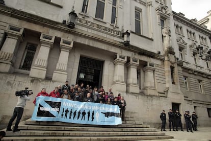 La plataforma Nunca Máis, el movimiento ciudadano que surgió después de la catástrofe medioambiental causada por la marea negra del petrolero 'Prestige', se concentró ante el Tribunal Superior de Justicia de Galicia con una pancarta en la que se pide el fin de la "impunidad" mientras el magistrado Juan Luis Pía daba lectura esta mañana a la sentencia que marcará el punto y final de un prolongado camino judicial sobre la mayor catástrofe medioambiental ocurrida en España.