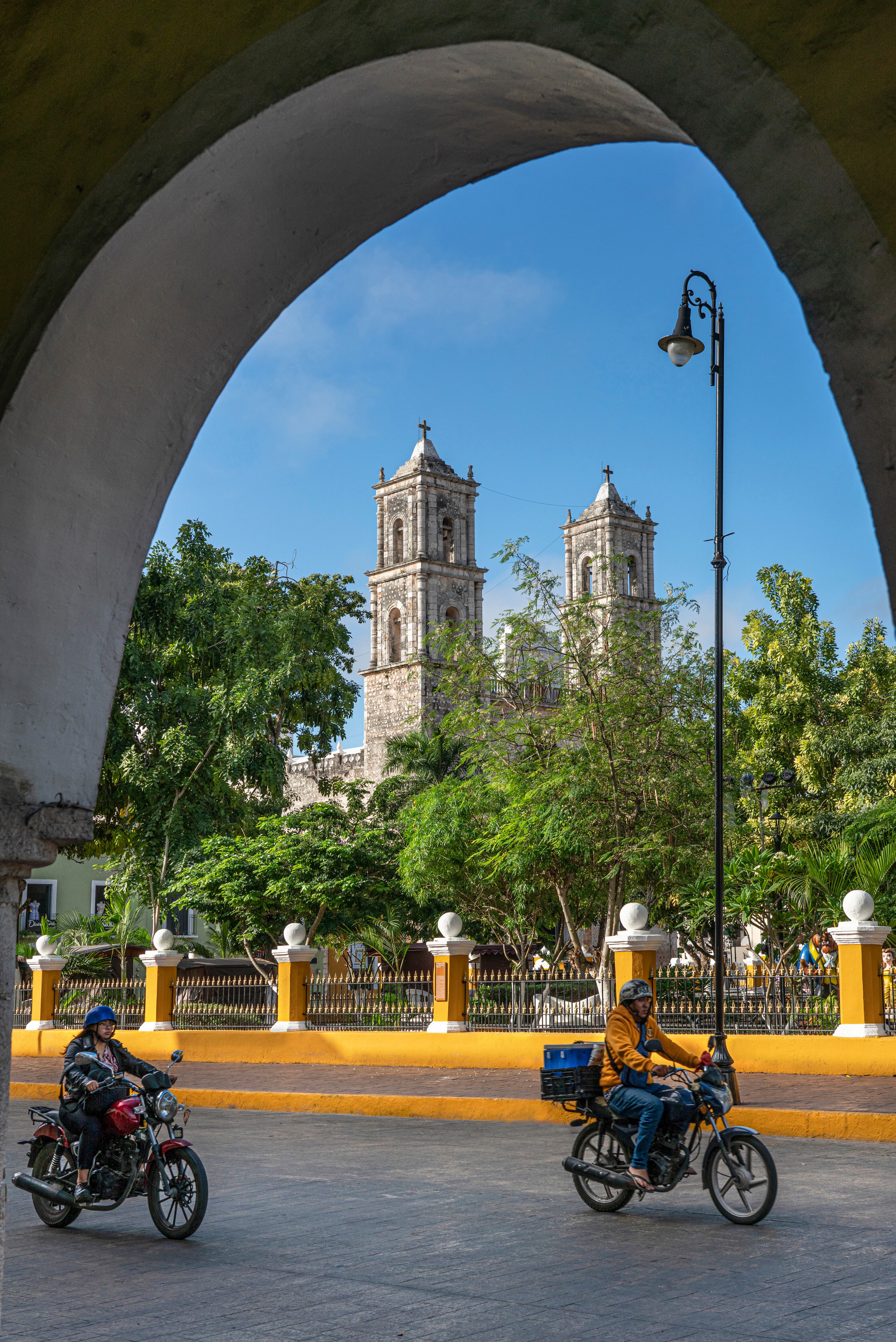 El templo de San Servacio y el parque Francisco Cantón Rosado, en Valladolid.