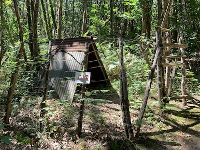 Prisión en el Maquis de Durestal, un campamento reconstruido de la resistencia, cerca de Cendrieux (Francia).